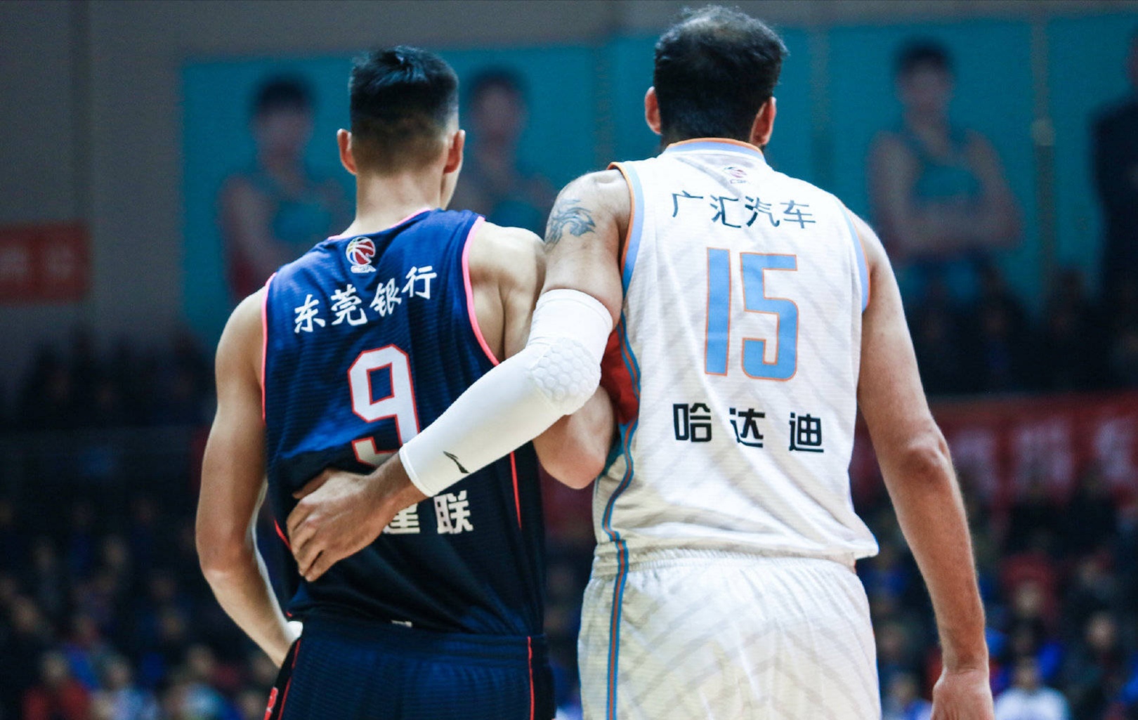 九游中文官网-包含庐州金雕队对阵雪域雷霆队，电竞联赛险胜，内线统治篮板——禁区内连续解围的词条